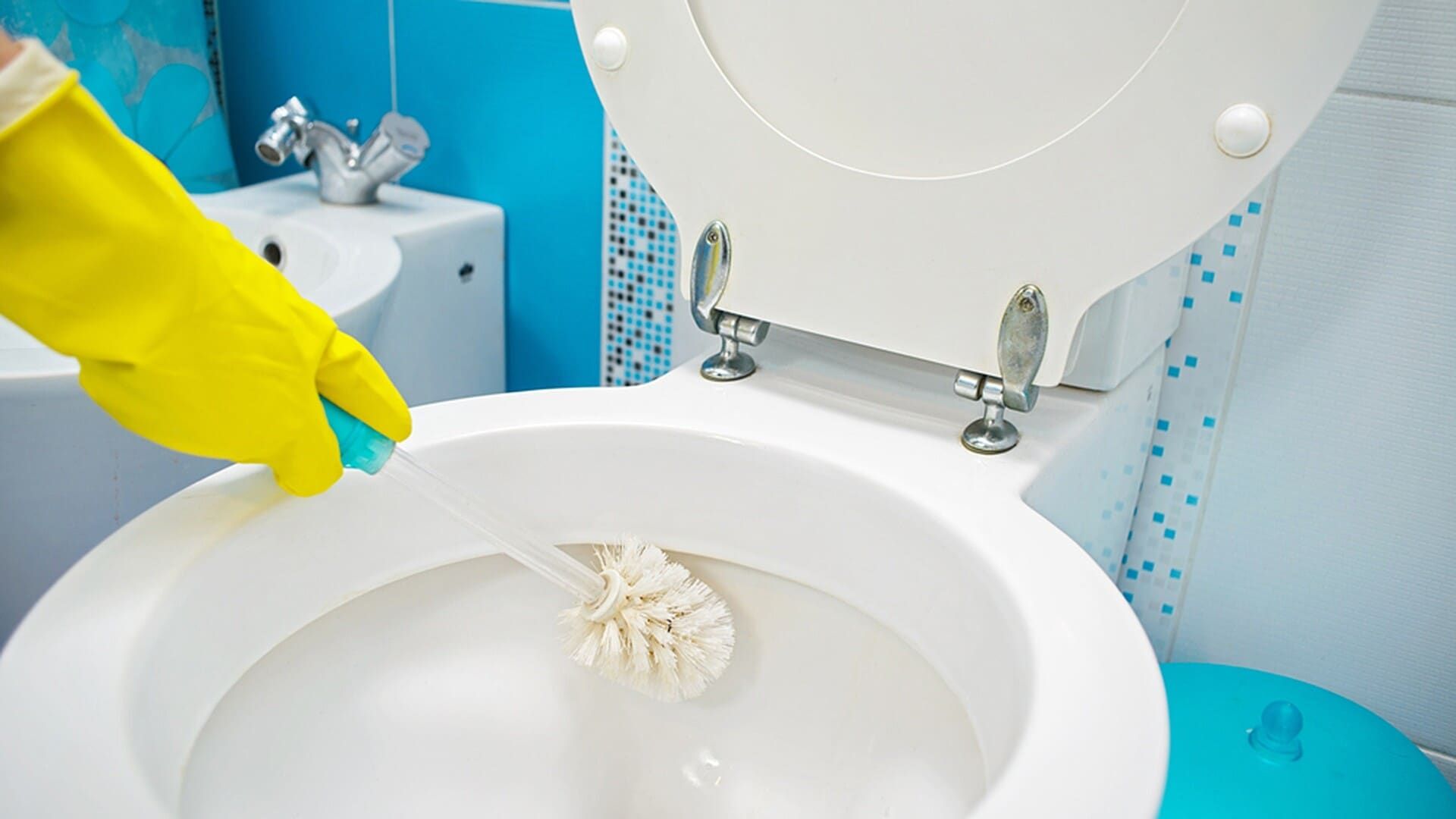 organizing cleaning the bathroom a52e642f